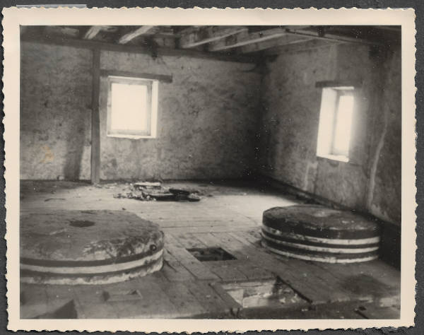les meules du moulin dans les années 50, au premier étage du Moulin